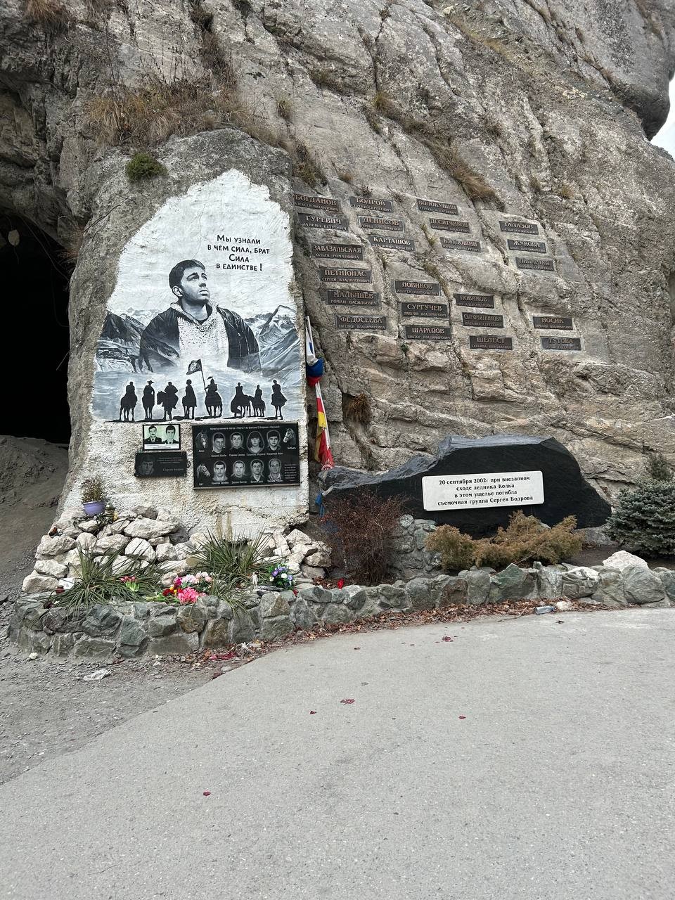 Наш гид Артур приехал за нами во время, заранее вечером позвонил и мы все обсудили. Человек