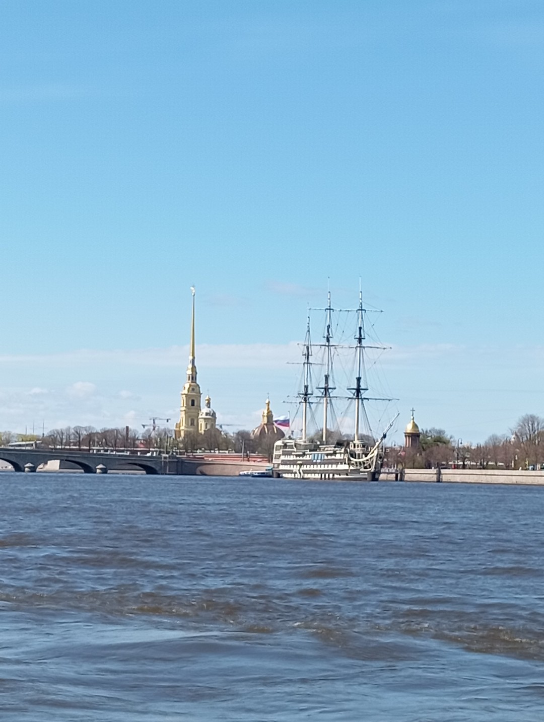 В целом приятная прогулка, но ожидала большего. Маршрут идет по Фонтанке, потом выход в Неву и
