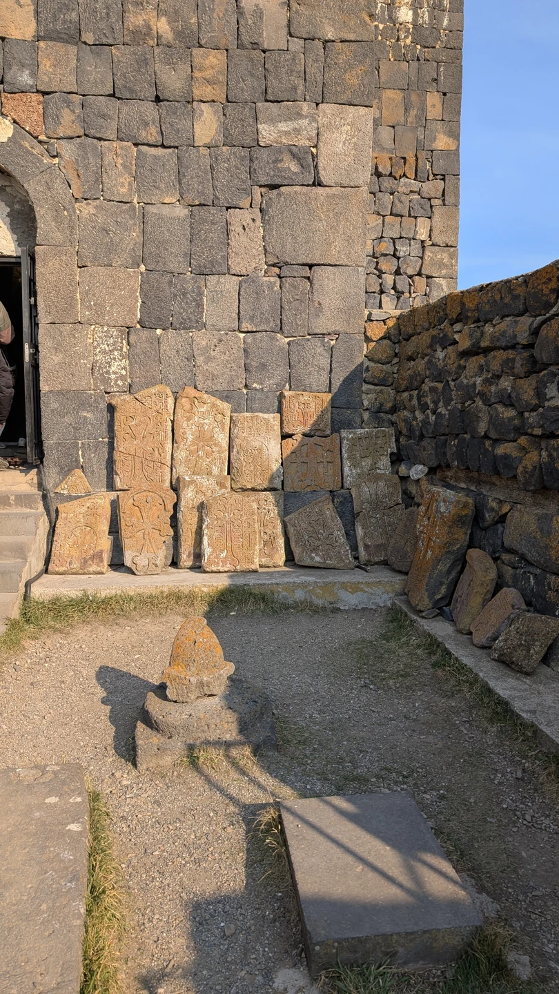 С нашим экскурсоводом Николаем было комфортно, а его рассказ про историю Армении был очень интересным. Озеро