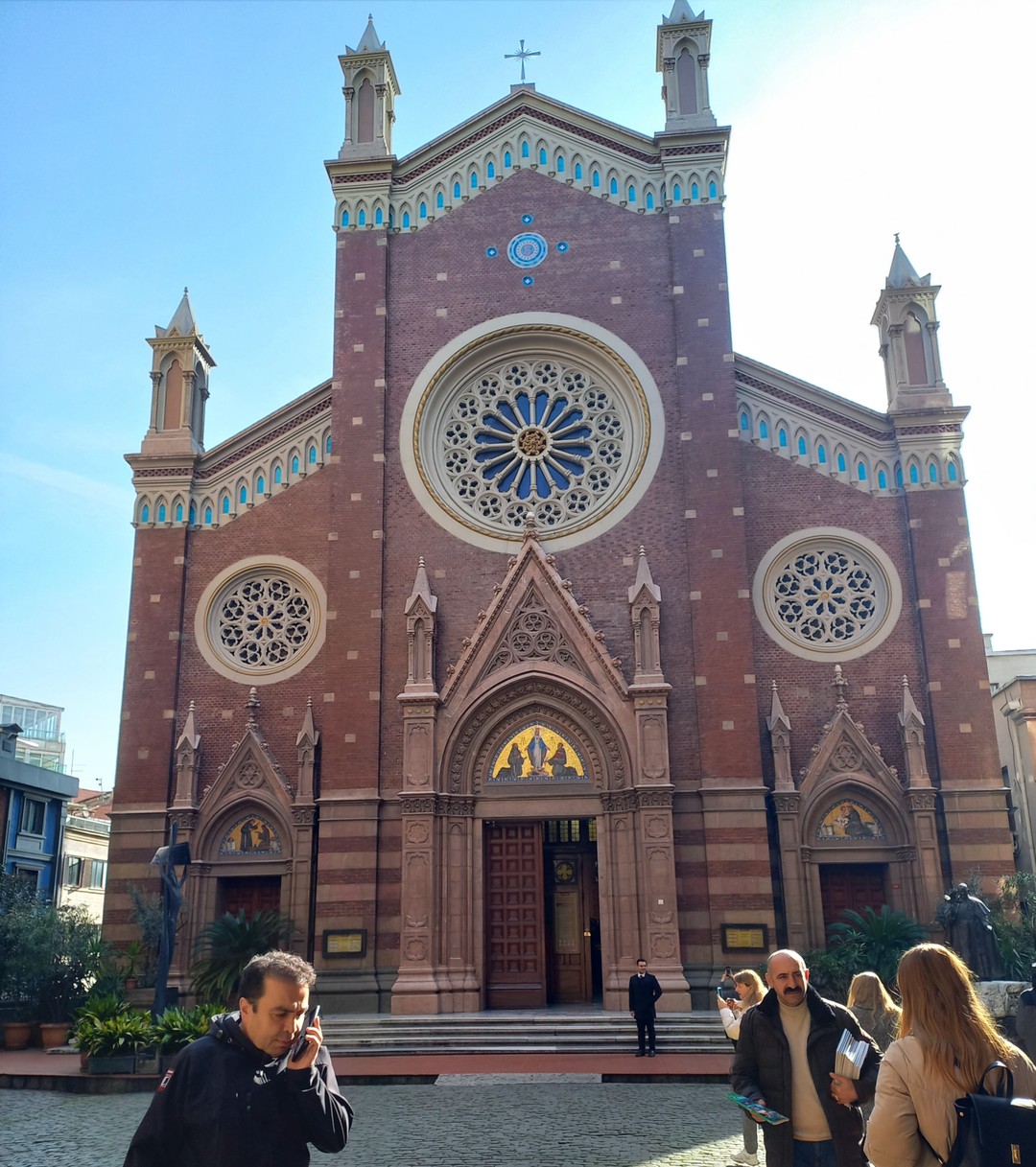 Посмотрели разные районы города. узнали особенности каждого. красивый вид со смотровой площадки Пьра Лотти. попробовали вкусное