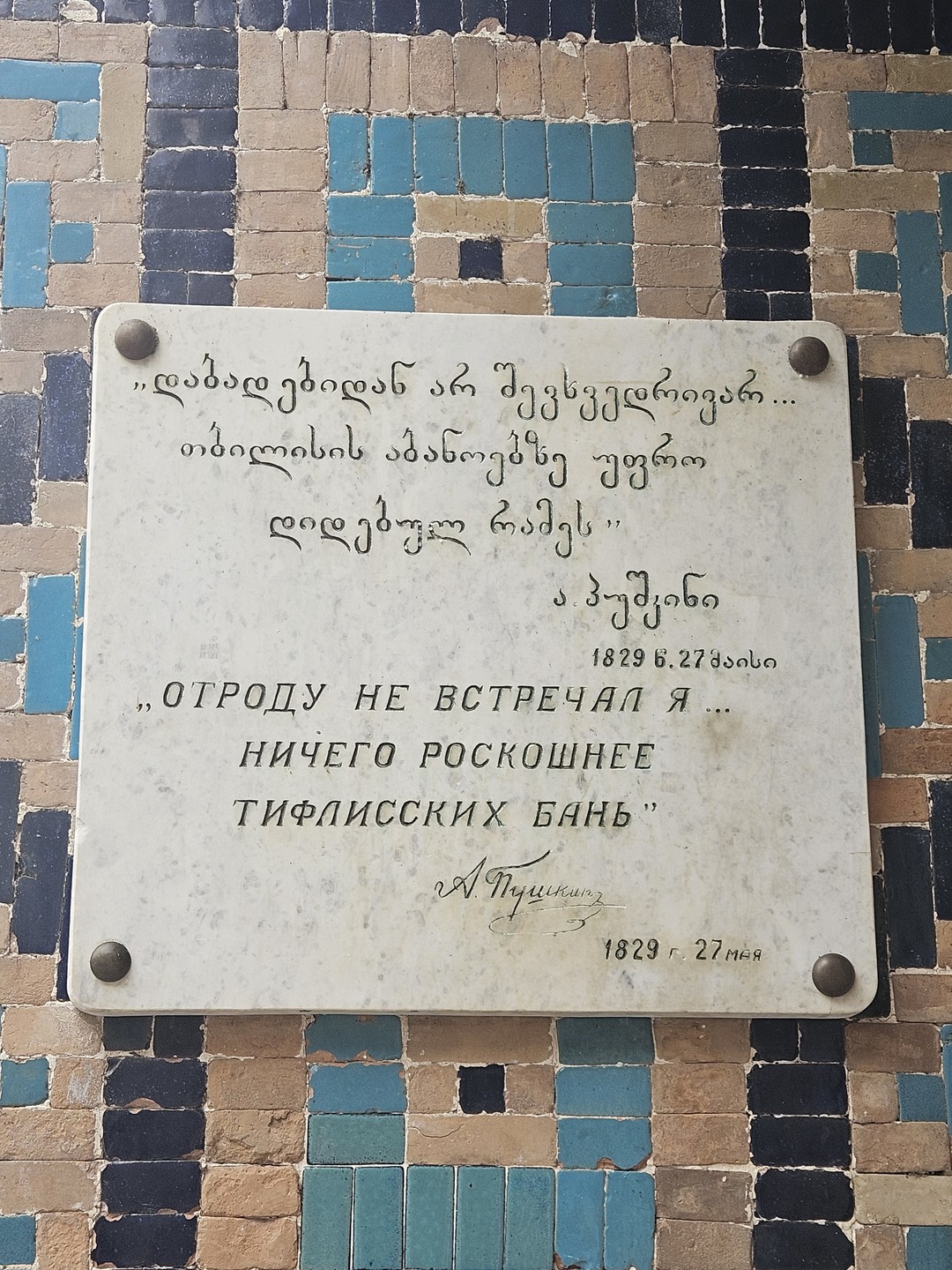 Всегда в новом месте беру пешие экскурсии, и мне везет на гидов, и в этот раз