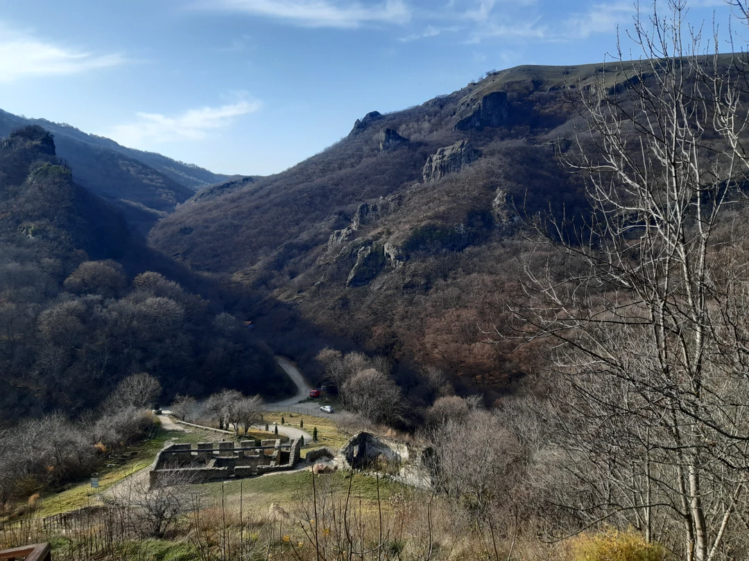 Экскурсию для нас провел Павел. Хороший рассказчик и водитель. Комфортный автомобиль. Сидели на заднем сиденье, все