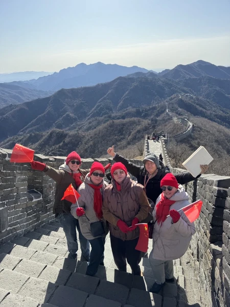 Олег-профессиональный гид, прекрасно владеющий как туристической информацией, так и русским языком, глубоко эрудированный с потрясающим чувством