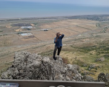 Розовое озеро, горы Хызы и гора Бешбармаг