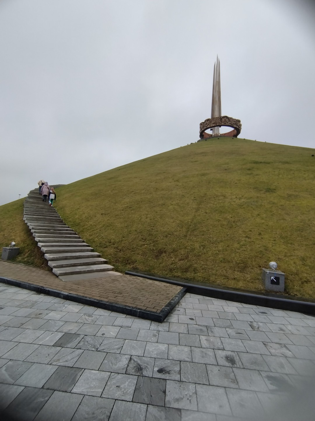 Прекрасная хорошо организованная экскурсия. Надежда - грамотный и приятный для восприятия гид. Тема тяжелая. Очень здорово