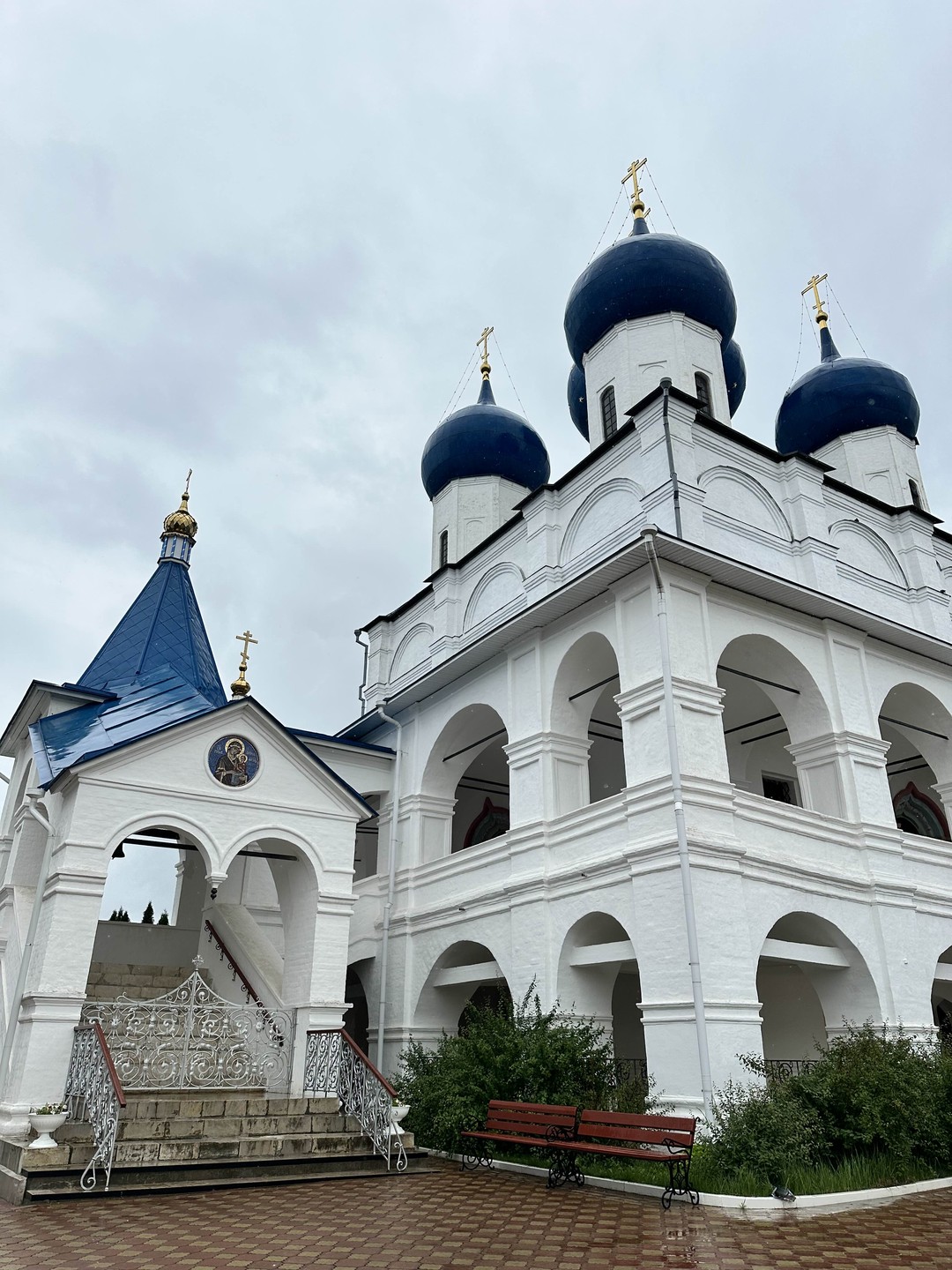 Гид очень интересно рассказал все. Ходили как пешком так и на машине. Очень советую