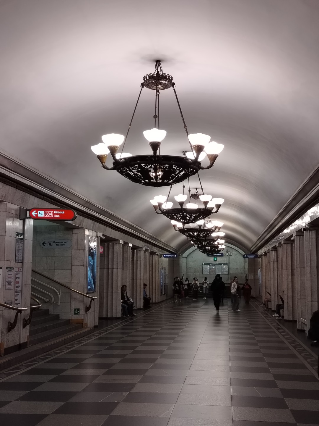 В целом, замечательная познавательная экскурсия. К сожалению, из-за шума в метро не все истории гида удалось