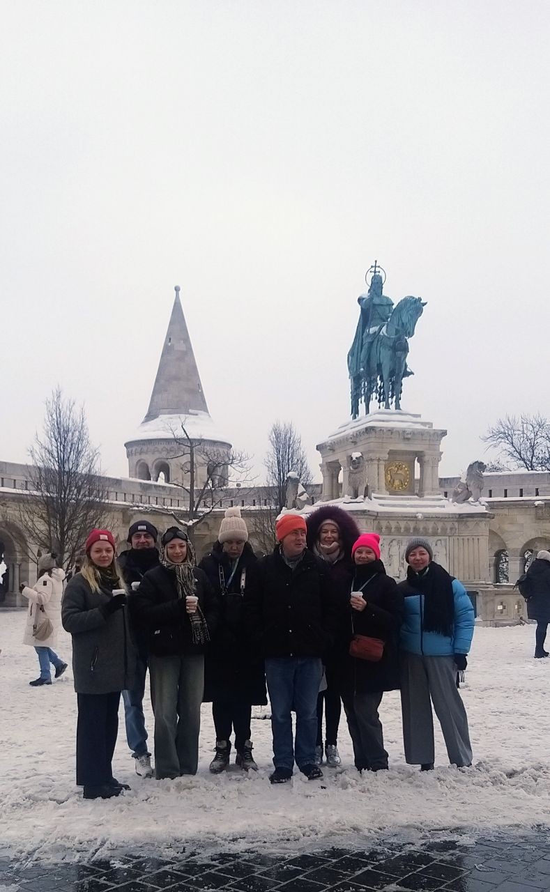 Золтан прекрасный, очень харизматичный гид, маршрут и рассказы невероятно хорошо продуманы так чтобы люди не заскучали