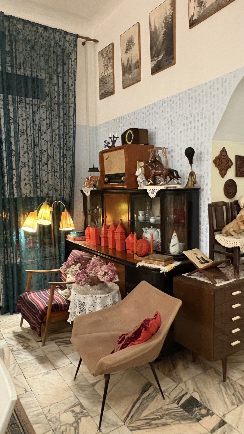 Потрясающая экскурсия особенно в прохладное время года! Большую часть экскурсии мы провели в музее быта советских