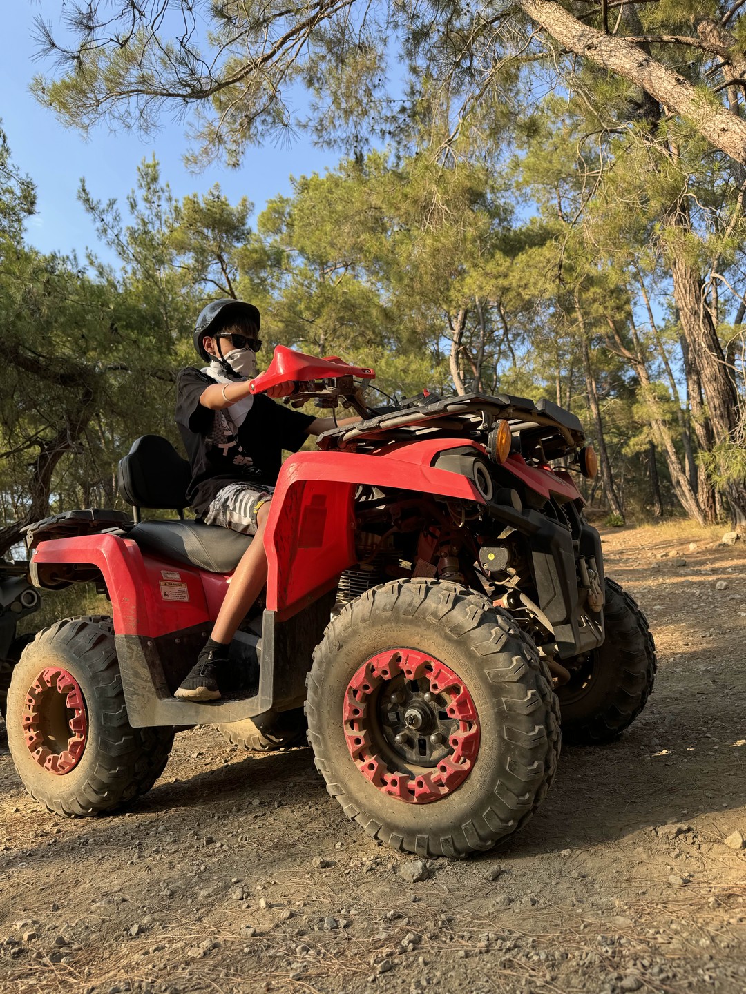 Ездила с ребенком 13 лет. Супер быстро не гоняли конечно, но кочки камушки, корни деревьев и