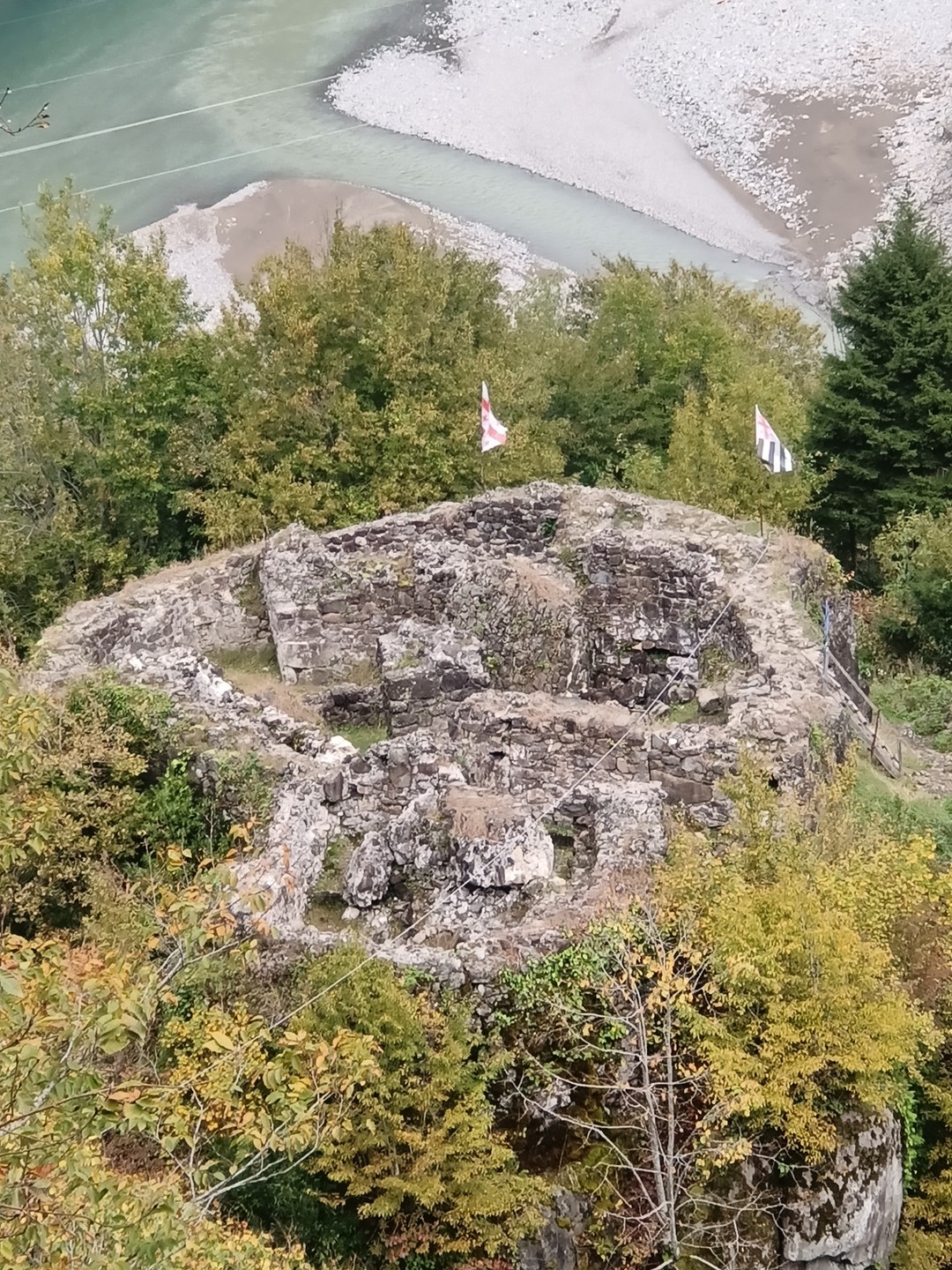 Просто восхитительно! Сердечное спасибо гиду Гиви за незабываемый день. в Мачахельском ущелье! Рассказывает интересно, в дороге
