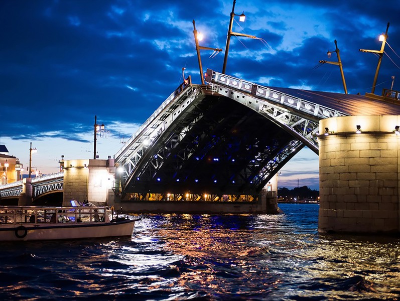 Фото - Экскурсия: "Ночная прогулка от Эрмитажа и развод мостов — на теплоходе"