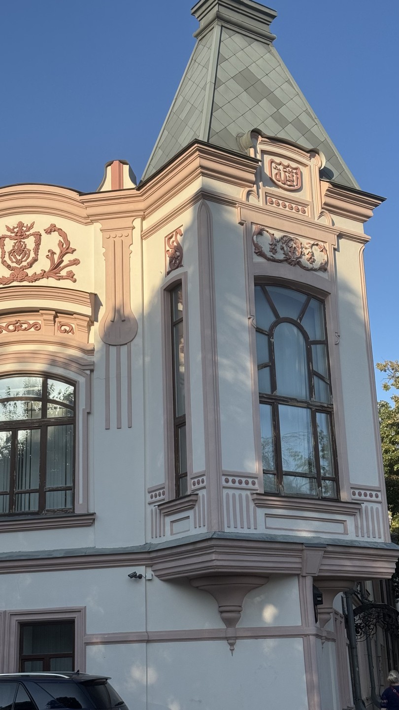 Нас сопровождал гид Динар. Интеллигентный, умный, образованный молодой человек! С легкостью погрузил нас в историю, в