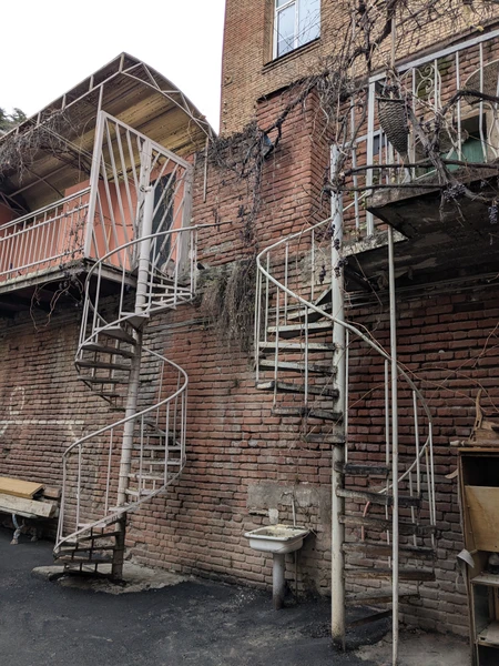 Прекрасная нестандартная прогулка с Малхазом по Тбилисским улочкам и дворикам. Знающий, внимательный экскурсовод. Заботливо относится к