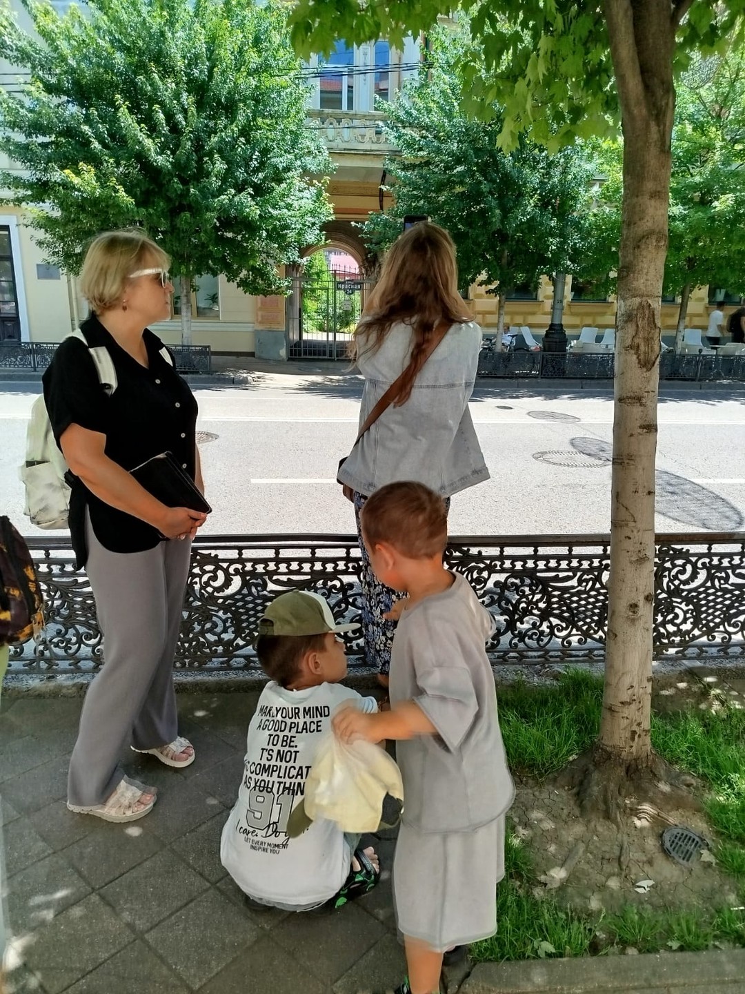 Посещали экскурсию составом 2 мамы + 3 детей (4, 9, 11 лет). Экскурсия прошла на одном дыхании, не смотря на сильную жару