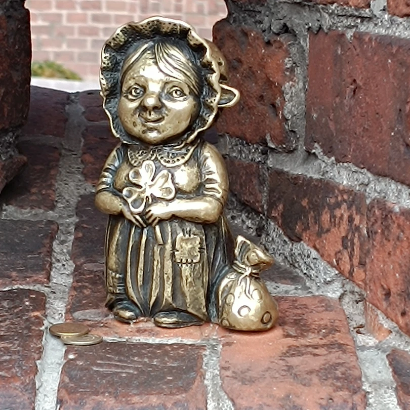 Рекомендую Андрея. Доброжелателен, прекрасное чувство юмора, было интересно. Изюминка экскурсии: музей открытки, где можно увидеть и