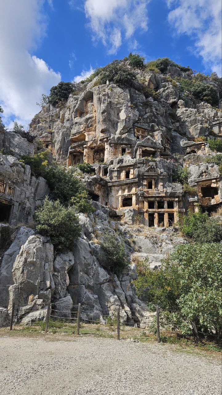 Хочу поделиться своими впечатлениями от потрясающей экскурсии в Демре, которая оставила неизгладимый след в моей душе.