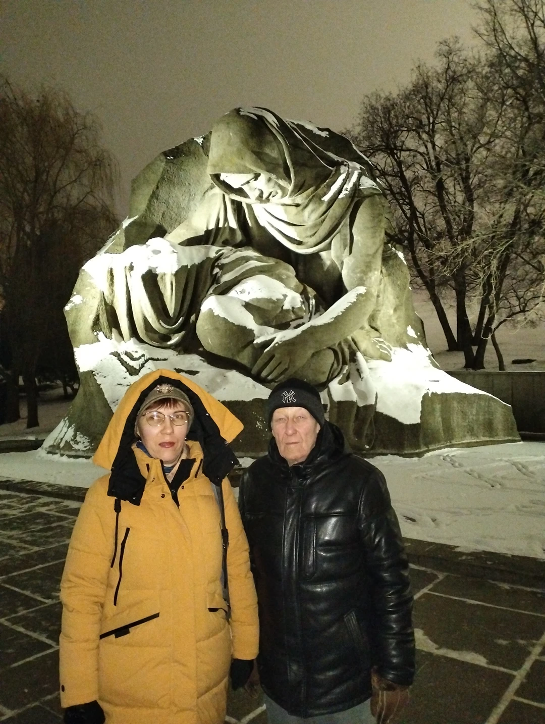 Большое спасибо Александру за увлекательную беседу о сталинградской битве при проведении экскурсии по Мамаеву кургану. Интересно