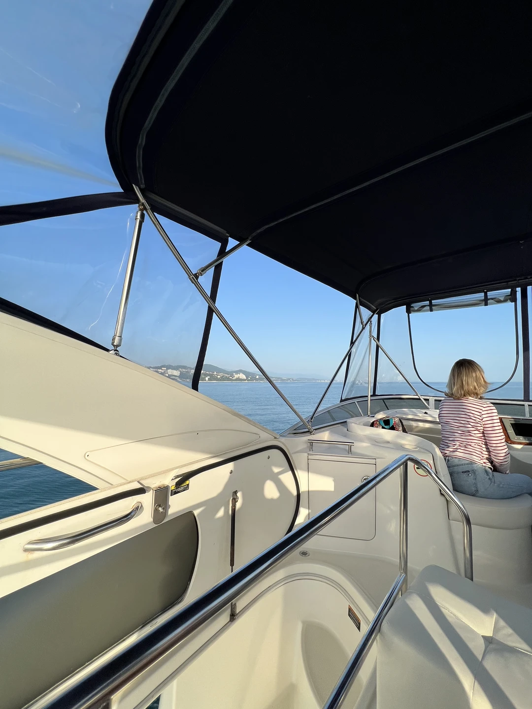 Просто прогулка на 45 мин, ничего больше. Увидите центральный Сочи с яхты, если повезет, встретите дельфинов.