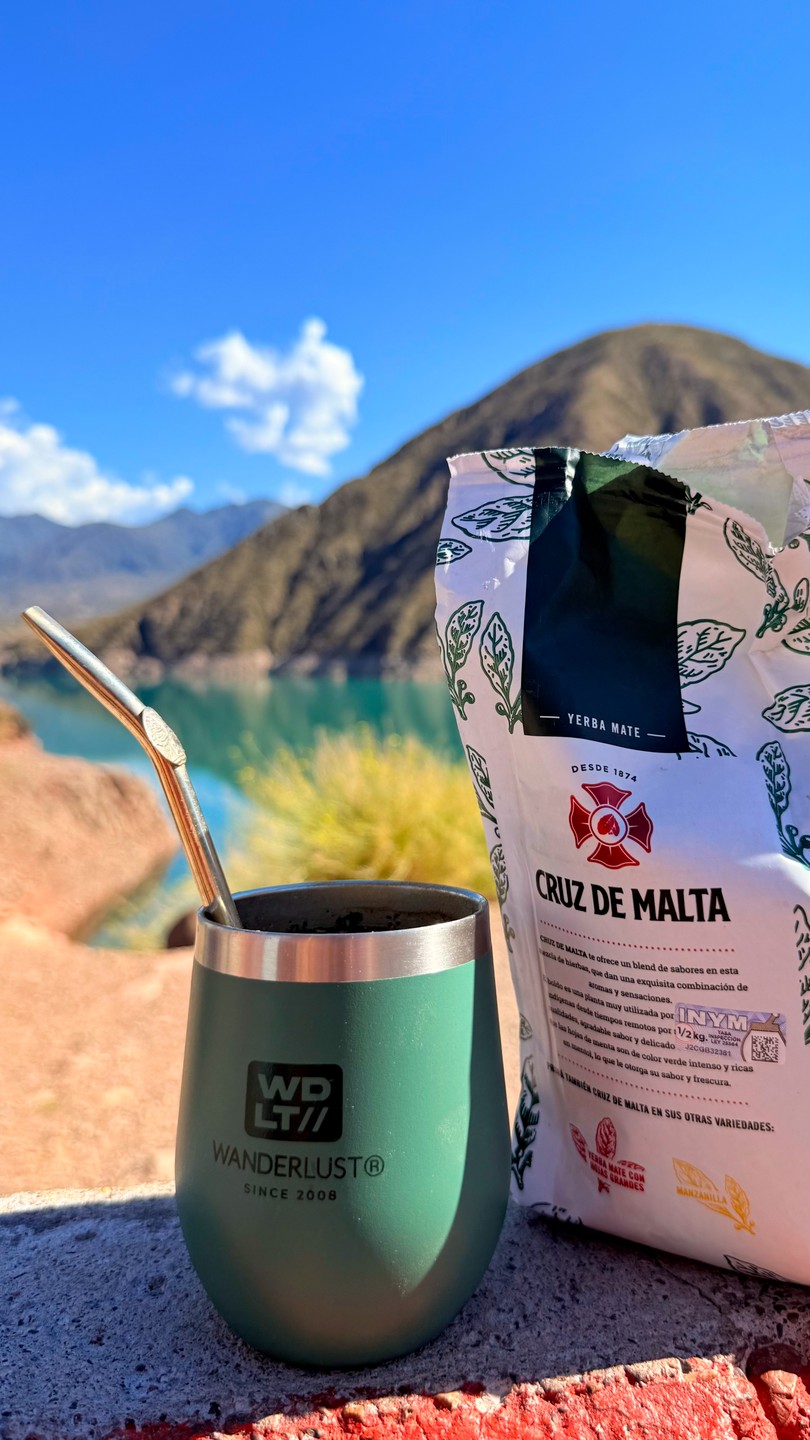 Договорились с Александром о поездке в горы. Путешествие включало в себя остановки в красивых местах, дегустацию