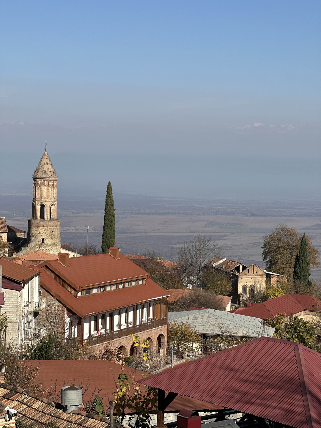 Очень крутая экскурсия, по-дружески уютная, веселая, вкусная и познавательная ☺️чудесные гид Георгий, обладает знаниями, харизмой и