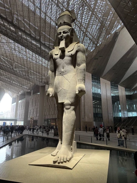 Очень насыщенная программа, нам «повезло» поймать сильный ветер, который перерос практически в песчаную бурю. Песок попадавший