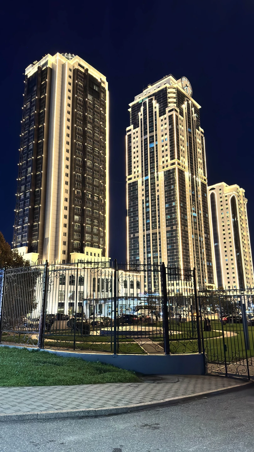 В Чечню мы поехали группой из 8 человек. Во главе нашей группы, он же водитель, экскурсовод и охранник, был Халид!