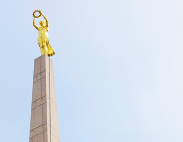 Монумент «Золотая дама»