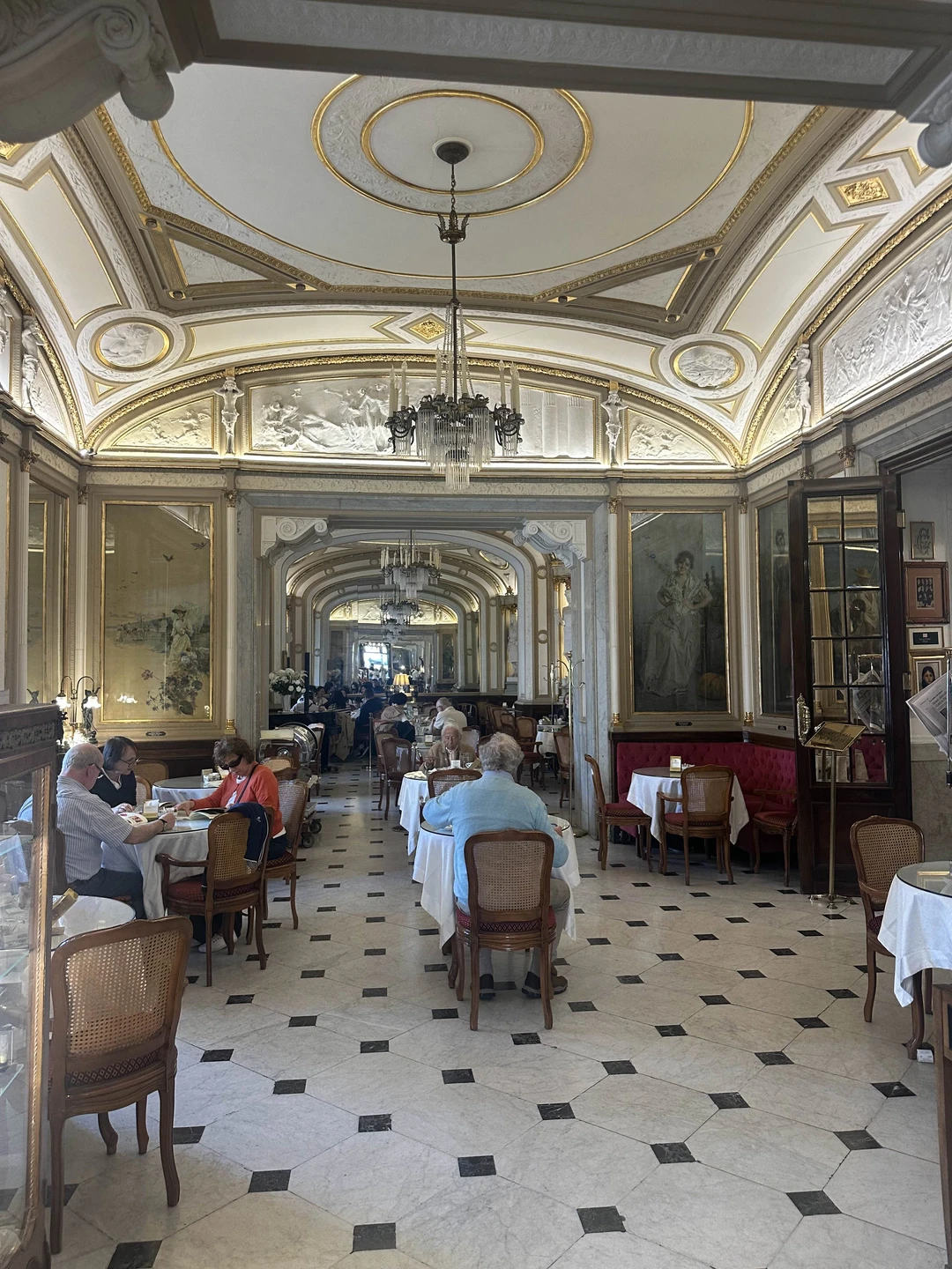 Отличная девушка, открытая, добродушная со знанием истории и местной жизни!