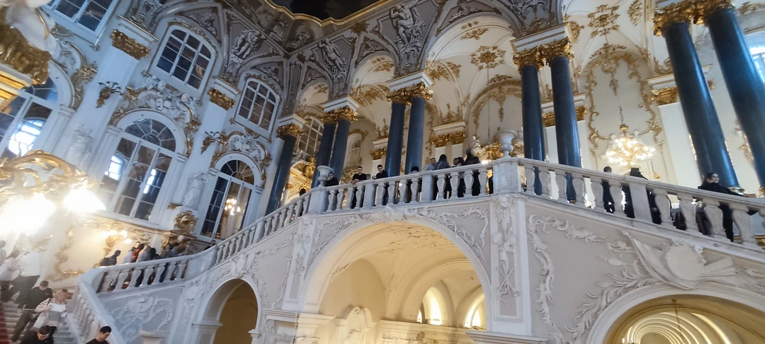 Экскурсия по Эрмитажу, посвящённая семье Романовых, оставила незабываемые впечатления. Это было настоящее погружение в историю нашей