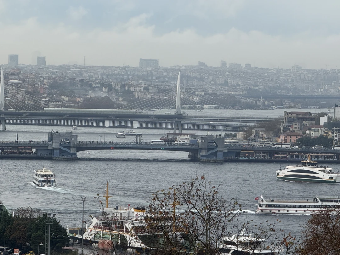 Рушен знает свое дело, провел экскурсию, ответил на наши вопросы, подсказал, что еще посмотреть, куда стоит