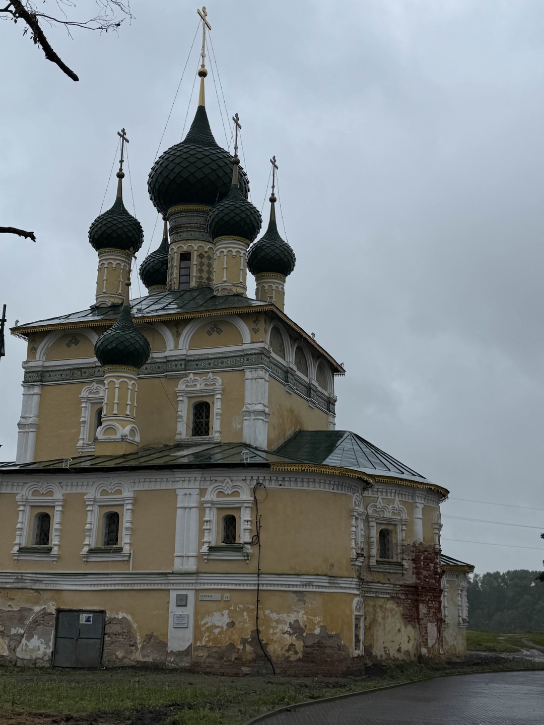 Несмотря на проливной дождь все прошло великолепно! Прекрасная подача информации нас покорила, а красота и история
