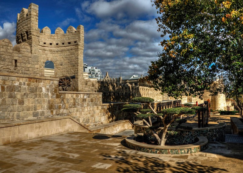 По каменным улочкам Старого города Баку