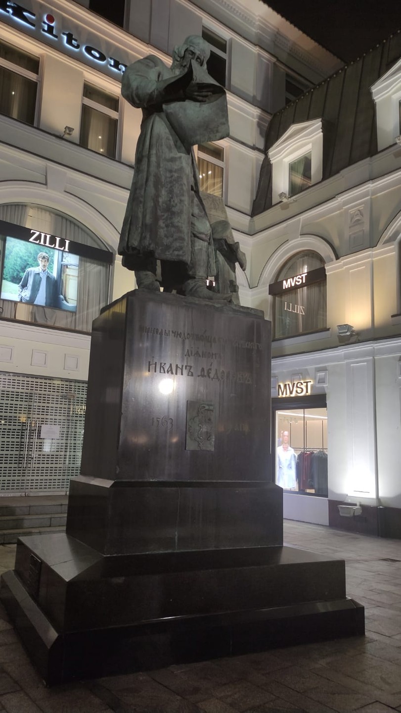 Очень понравилась экскурсия с Дмитрием, узнали много фактов о зданиях и их бывших владельцах) Он буквально