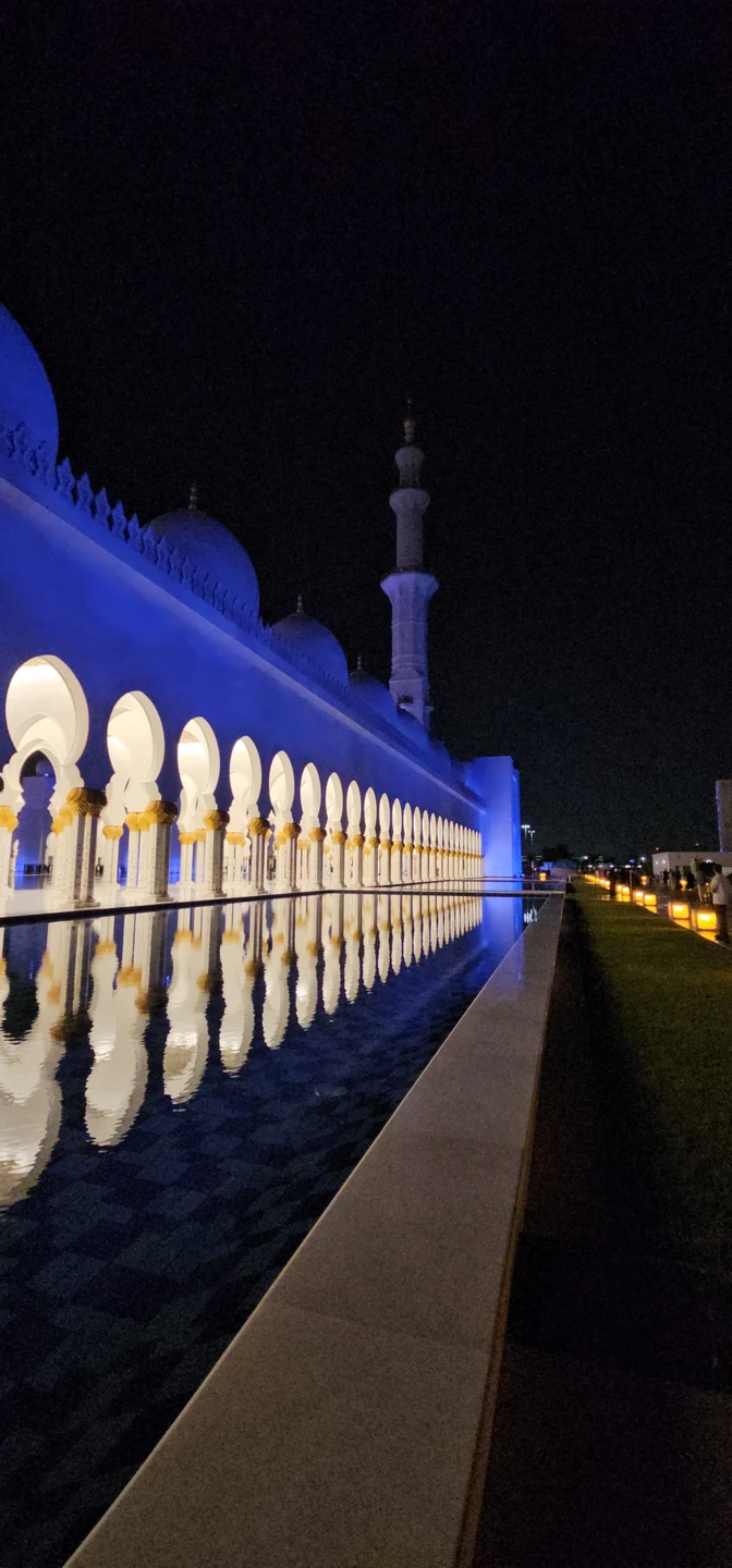 Мы прилетели в Дубаи на 20 часов (пересадка) - 4 человека