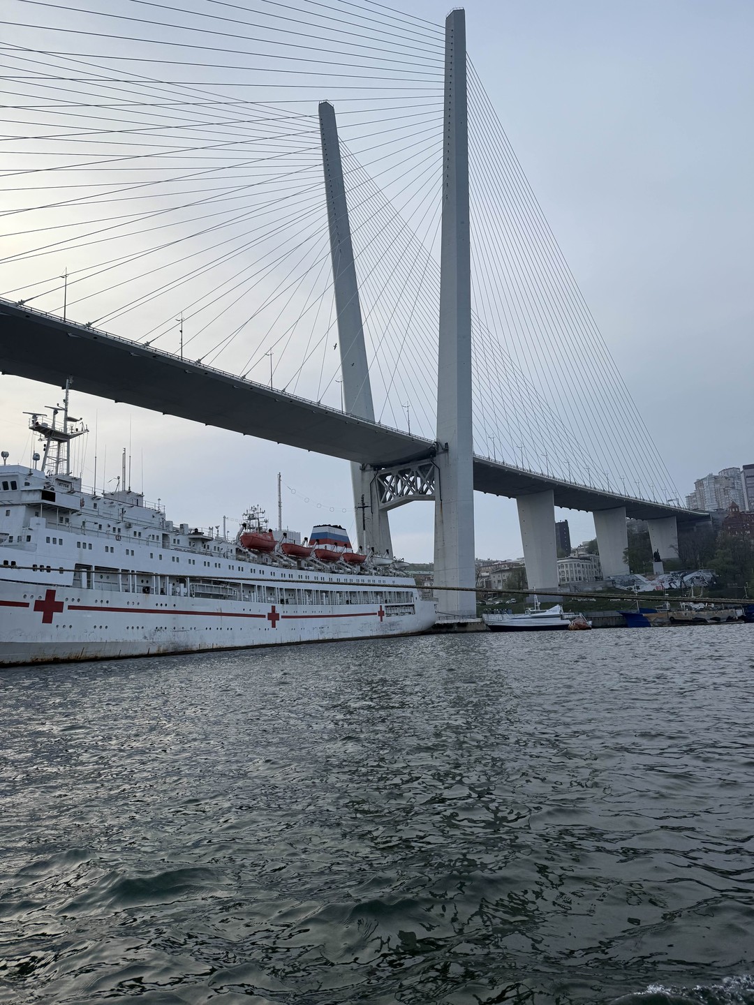 Взгляд на город со стороны моря. Капитан, он же гид, очень вежлив. Туристам предлагаются спасательные жилеты