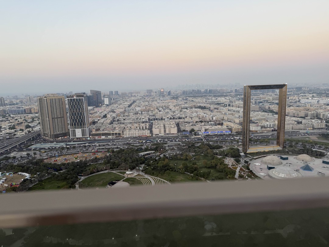 Всем рекомендую, не стоит покупать билеты на смотровые в нашумевшие небоскребы, там людей явно больше, чем кислорода