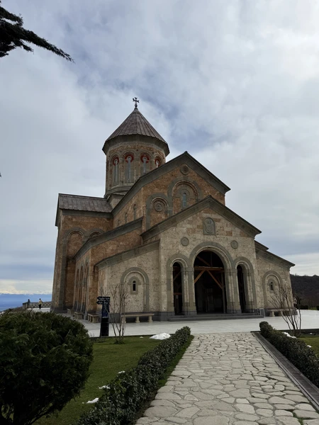 Очень понравилась экскурсия. Наш гид Георгий очень интересно рассказал историю Грузии, виноделия, историю христианства. Посетили монастырь