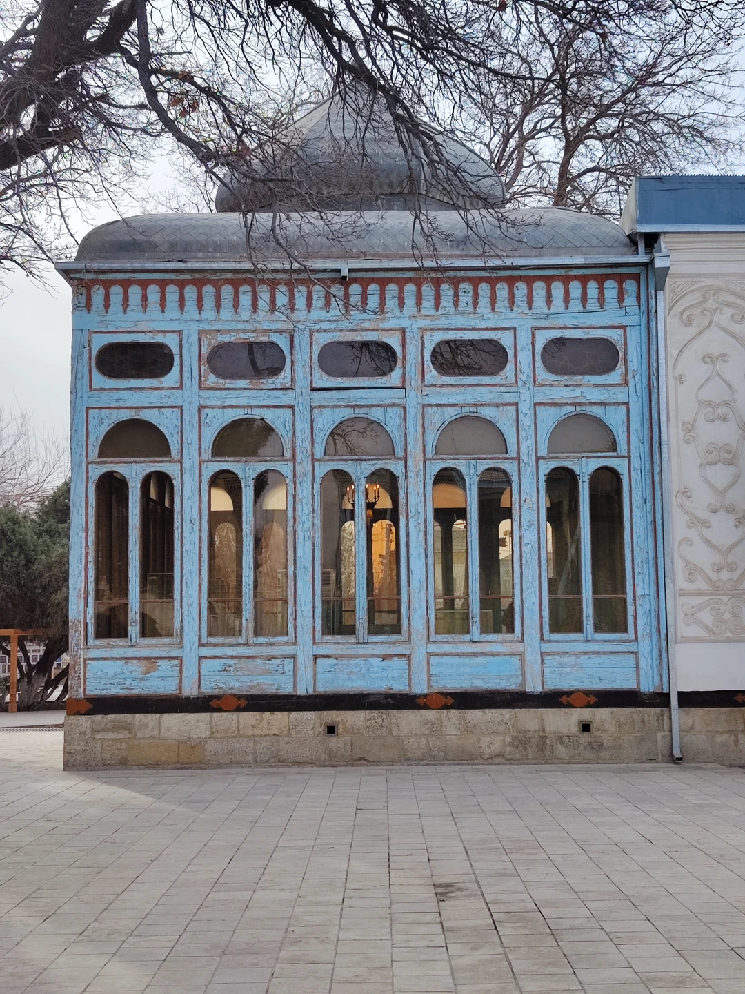 Ирадж устроил нам настоящий информационный блокбастер с глубоким погружением в историю, традиции, религию. Очень радушный, внимательный