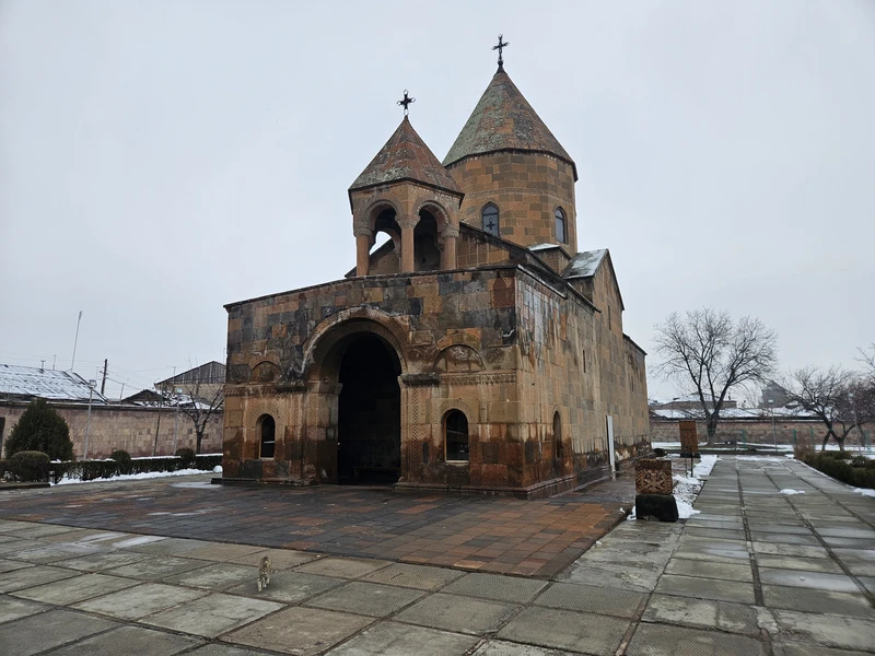 Потрясающий гид и доброжелательный мужчина! Никогда не видел таких подкованных в истории своей страны людей. День прошел великолепно и насыщенно!