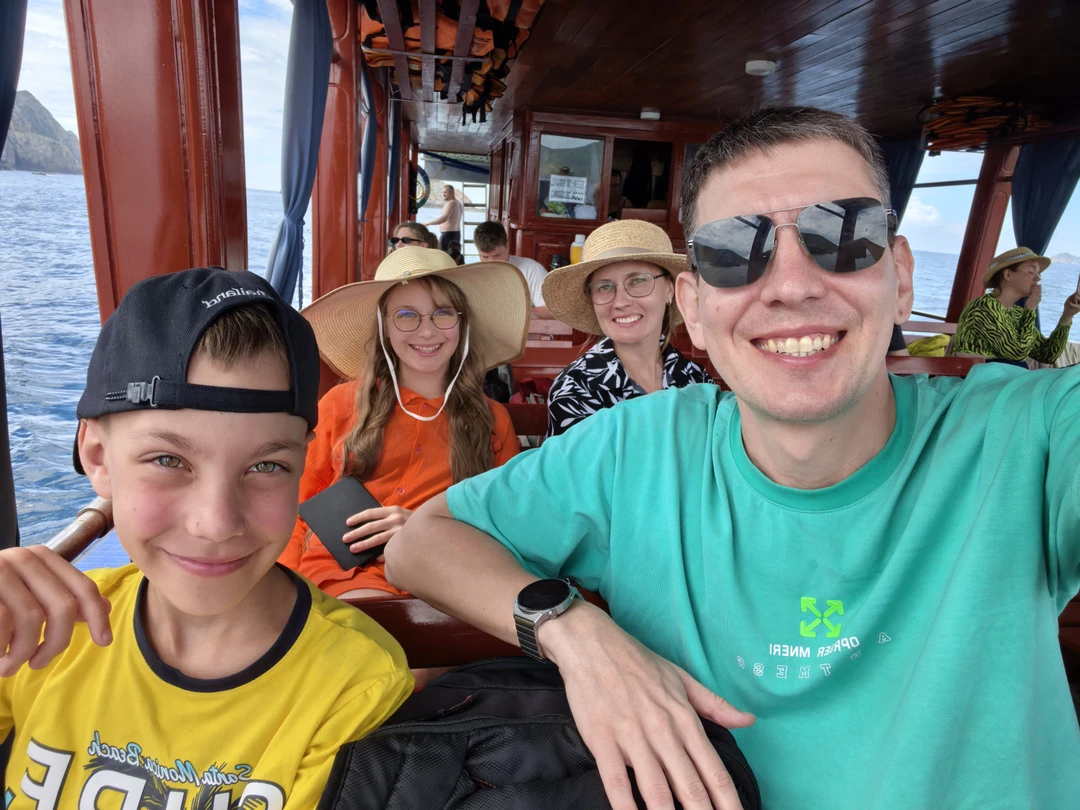 Забронировал через сайт путевку на снорклинг. Поехали всей семьей (дети 9 и 13 лет), нас забрали