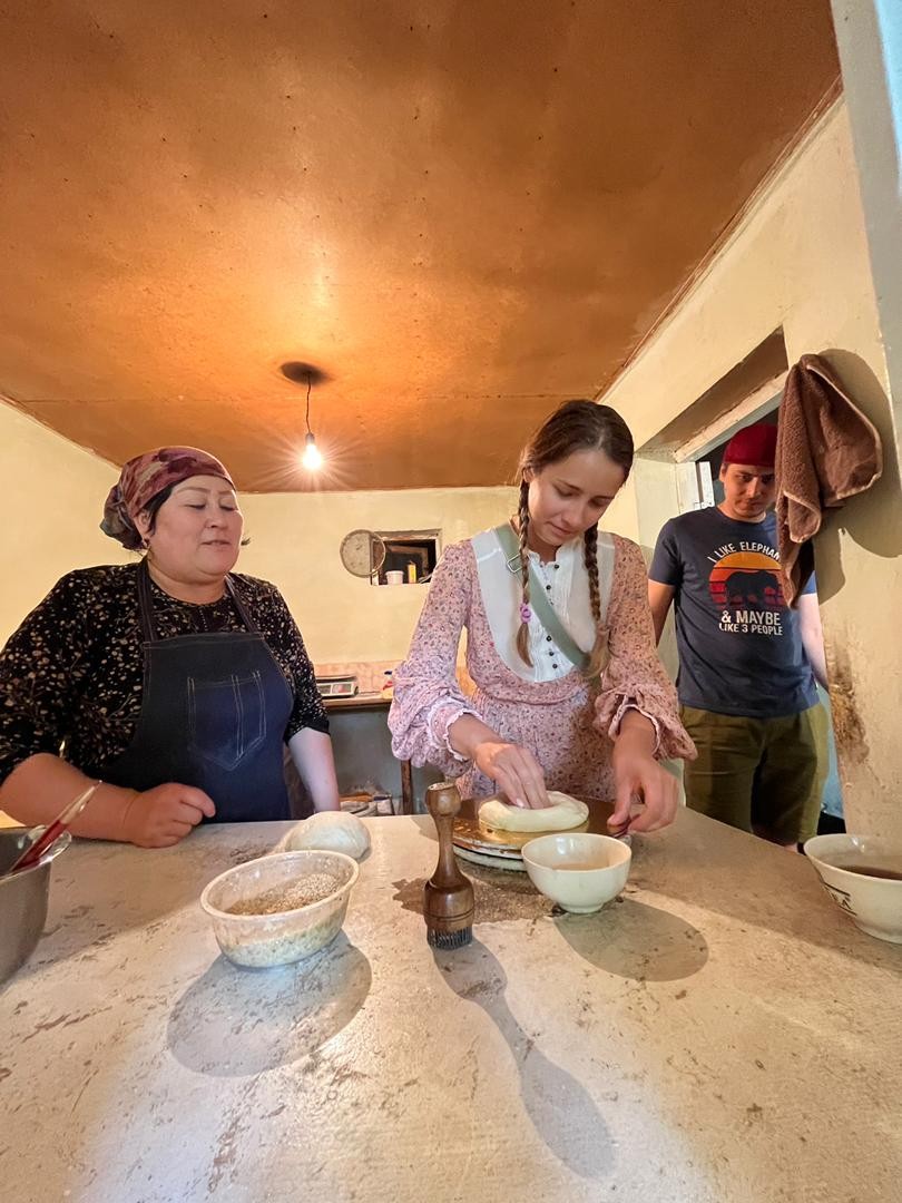 Обожаю такой формат экскурсии! Очень душевно, по-домашнему, как будто приехал к своим родственникам))) испекли лепешки, позавтракали