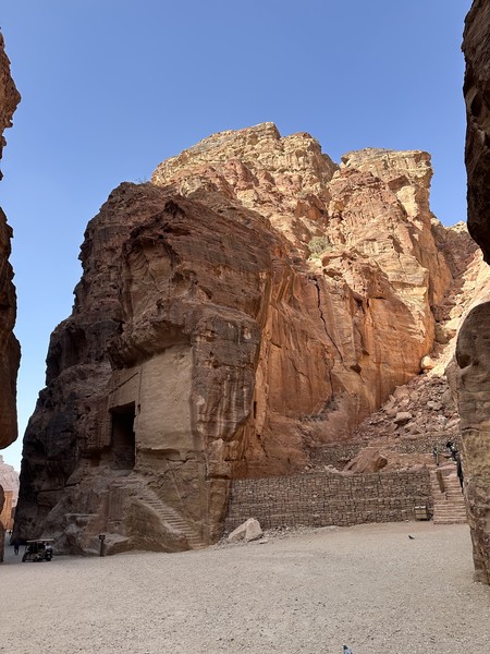 Вчера ездили на экскурсию «Иордания и древняя Петра». Всё очень понравилось, нас было три взрослых человека