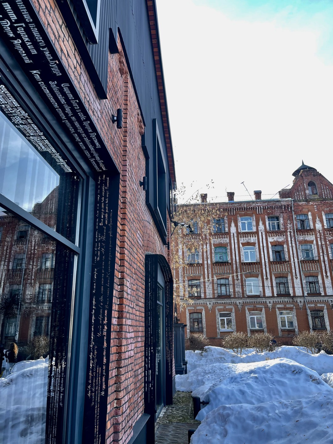 Интересный формат экскурсии, как будто ты становишься участником спектакля, истории из жизни героев. Нас было 6