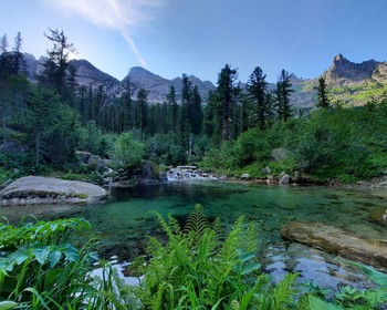 Озеро Горных духов, Малахитовая ванна и водопад