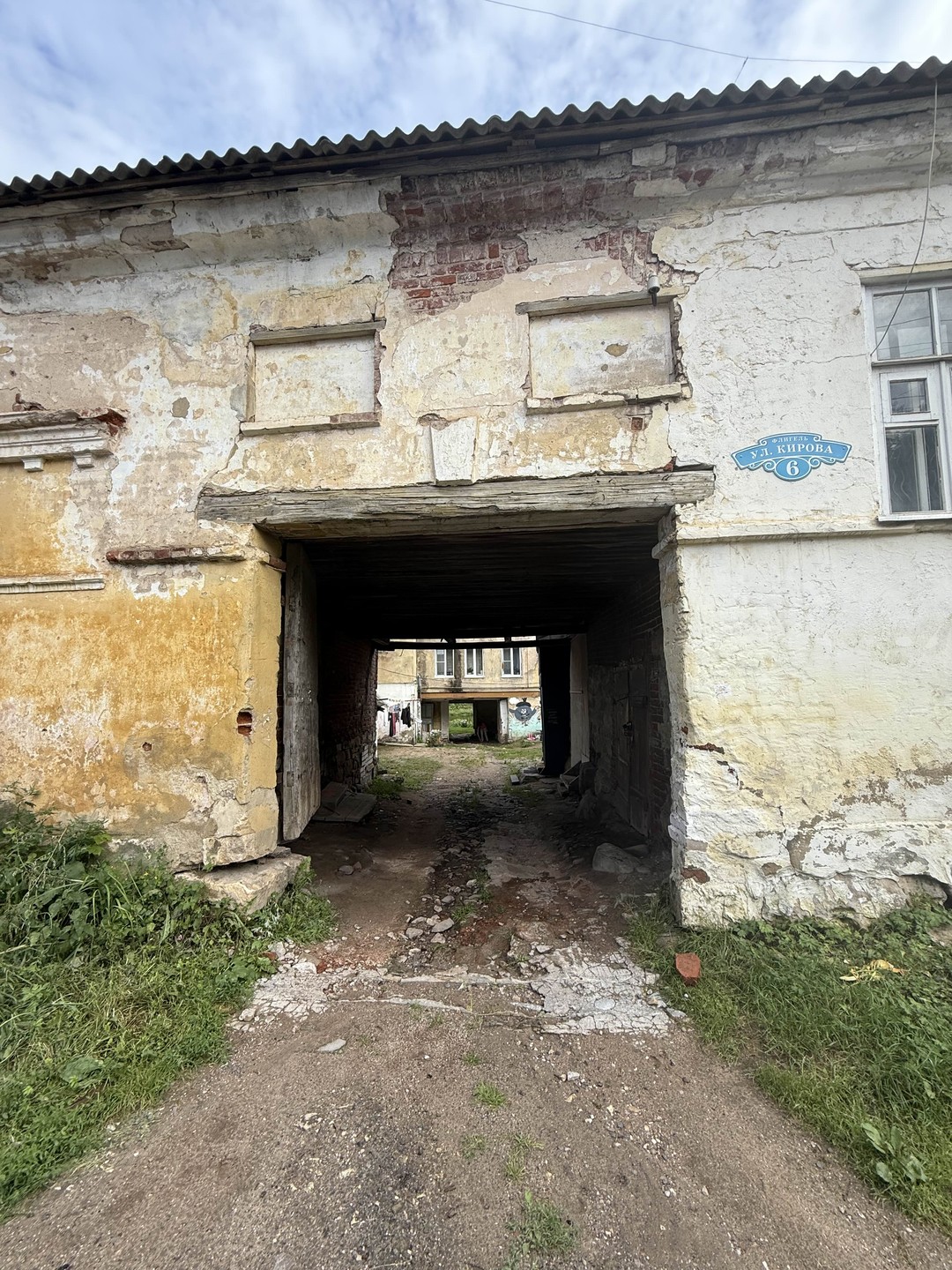 Это не совсем экскурсия, а скорее прогулка с местным жителем, который знает всех вокруг. Узнали много