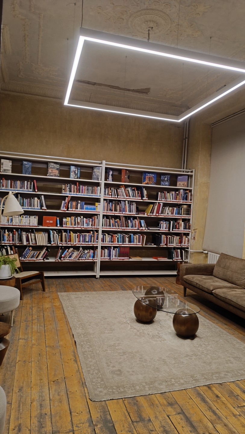 Была прекрасная экскурсия Стамбул: город воспоминаний. Что поражает в Стамбуле: вот центральная улица, толпы туристов, свернул