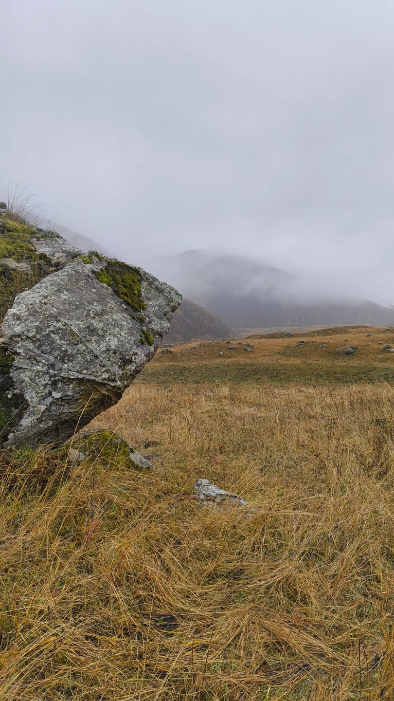 Поездка состоится в любую погоду. Нам не повезло, всю дорогу шел дождь. Вверху гор не было