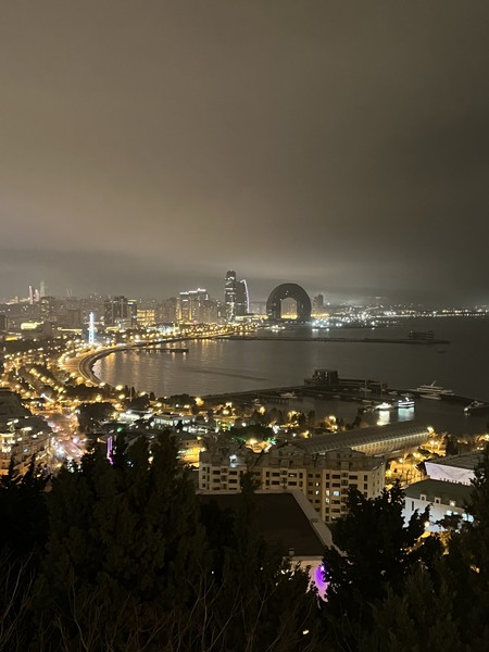 остановились в Баку на один день и решили взять экскурсию, чем самим бродить по карте в