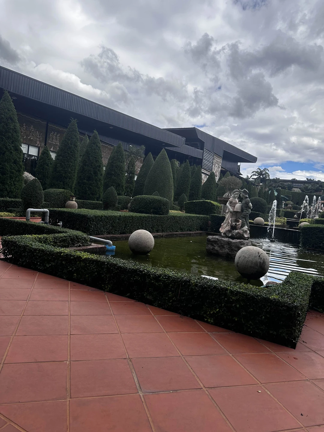 Это восторг!! Безумно красивое метро 😍😍😍 столько разных локаций!! 😻😻